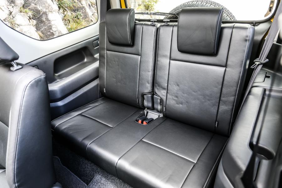 Интерьер Suzuki Jimny Shinsei 2016 года  (фото 14 из 32)